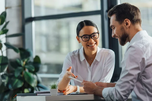 Feminino asiático tradutor trabalho com sorridente empresária — Fotografia de Stock