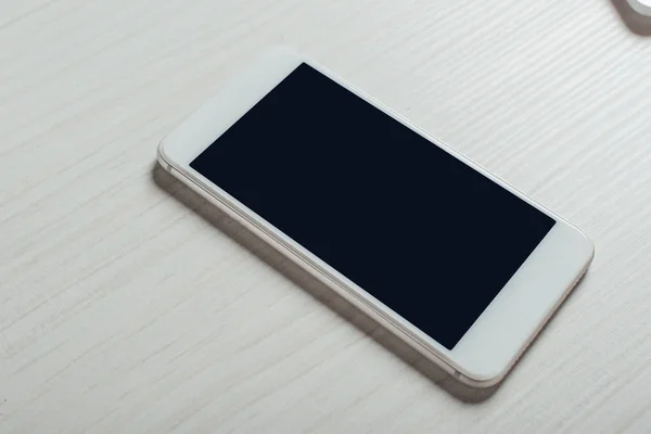 Primer plano del smartphone con pantalla en blanco - foto de stock