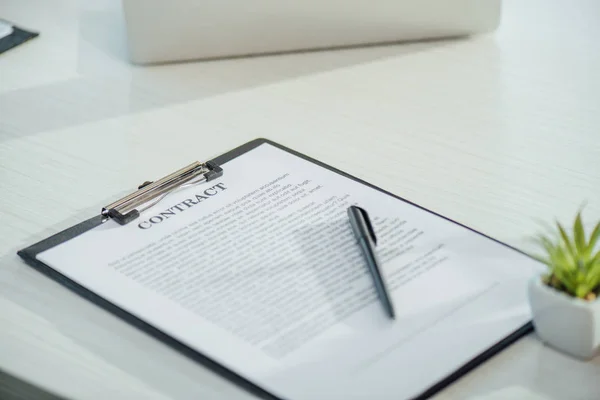 Contrato comercial na área de transferência com caneta na mesa branca — Fotografia de Stock