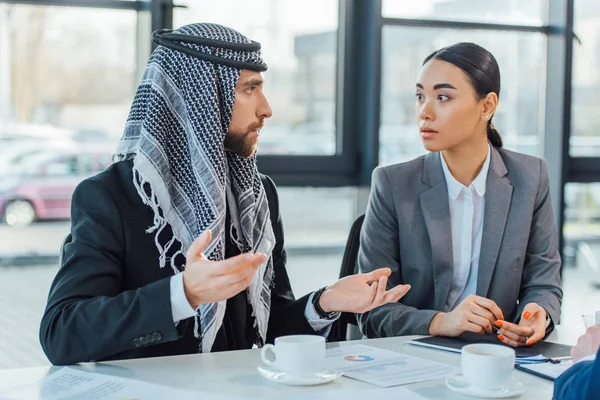 Arabo uomo d'affari parlando con uomo d'affari sulla riunione in ufficio — Foto stock