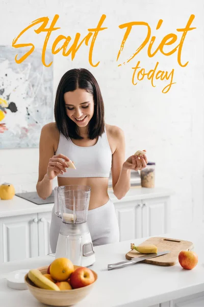 Hermosa deportista sonriente poniendo plátano en la licuadora mientras prepara batido cerca de iniciar la dieta hoy ilustración - foto de stock