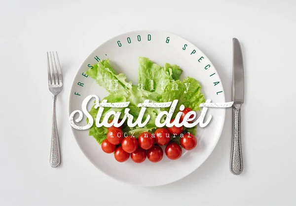 Ansicht von frischem Gemüse auf Teller mit Besteck auf weißem Hintergrund — Stockfoto