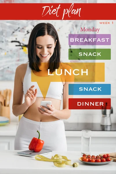 Deportista sonriente usando teléfono inteligente cerca de cinta métrica, verduras y básculas en la mesa de la cocina, ilustración del plan de dieta diaria - foto de stock