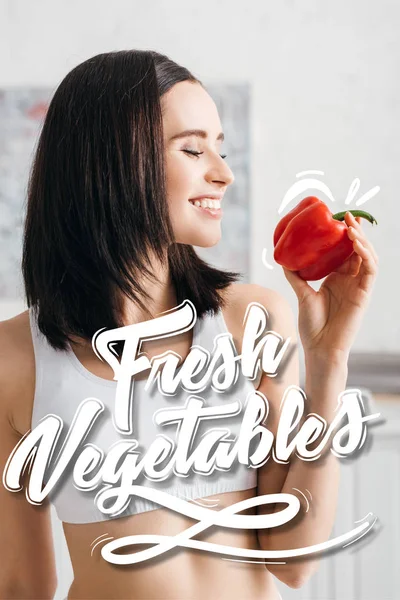 Femme souriante tenant poivron mûr près de légumes frais illustration — Photo de stock