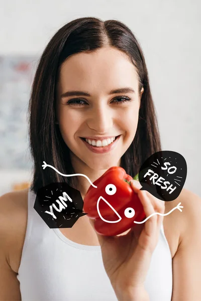 Lächelnde Frau mit reifem Paprika und so frischer Illustration — Stockfoto