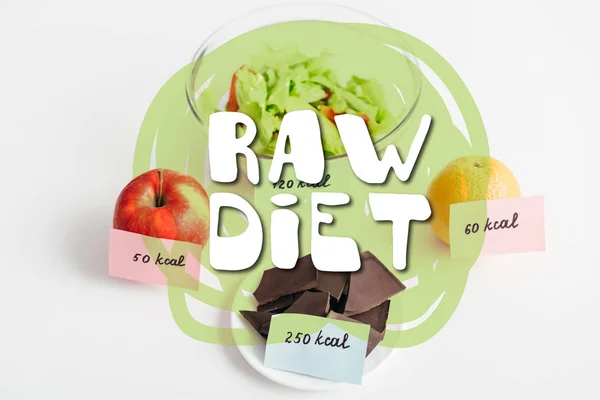 Frutas frescas, chocolate y ensalada con calorías en tarjetas sobre fondo blanco, ilustración de dieta cruda - foto de stock