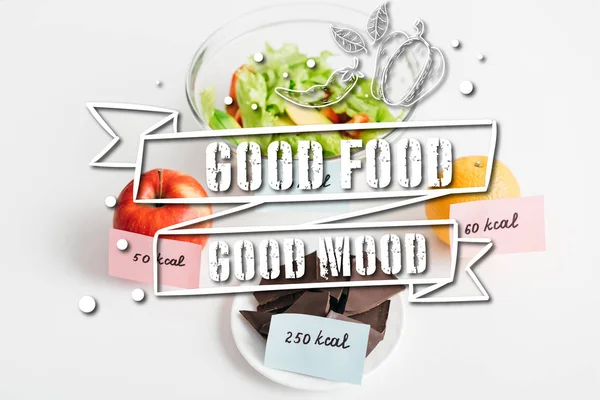 Свежие фрукты, шоколад и салат с калориями на карточках на белом фоне, хорошая еда хорошее настроение иллюстрации — стоковое фото