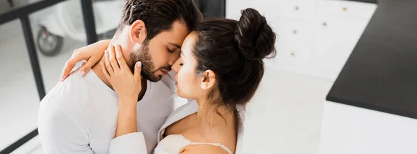 Foto panorámica de chica en sujetador y camisa besando novio en casa — Stock Photo