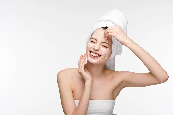 Alegre chica con los ojos cerrados quitando la máscara de pelar de la cara aislada en blanco - foto de stock