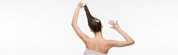 Vista posteriore della giovane donna che lava i capelli lunghi isolato su bianco, colpo panoramico — Foto stock