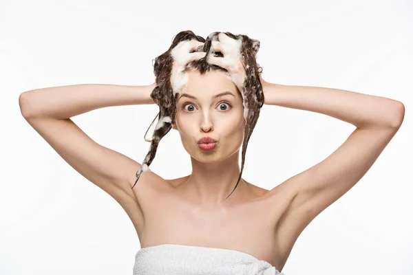 Красива дівчина з качиним обличчям і широкими відкритими очима миє волосся ізольовано на білому — Stock Photo