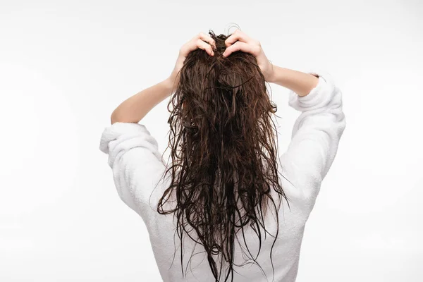 Vista posterior de la mujer joven tocando el pelo largo limpio aislado en blanco - foto de stock