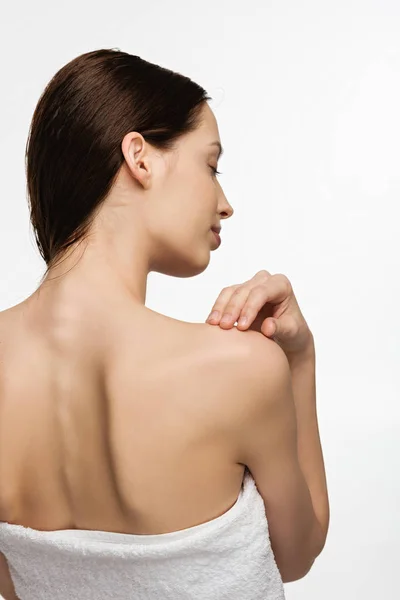 Vue arrière de la jeune femme avec des cheveux brillants propres isolés sur blanc — Photo de stock