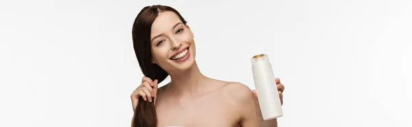 Tiro panorâmico de menina tocando cabelos longos e limpos enquanto olha para a câmera isolada no branco — Fotografia de Stock