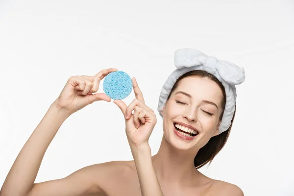 Fröhliche Mädchen mit bunten Kosmetikschwamm mit geschlossenen Augen isoliert auf weiß — Stockfoto