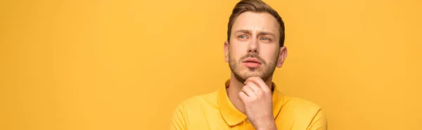 Hombre guapo pensativo en traje amarillo aislado en amarillo, tiro panorámico - foto de stock