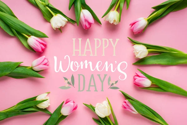 Vista superior de tulipas dispostas em moldura com ilustração feliz do dia das mulheres na superfície rosa — Fotografia de Stock