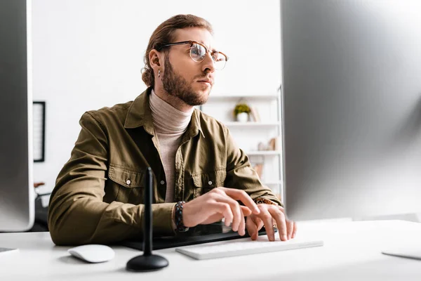 Foco seletivo do artista 3D trabalhando com computador perto de gráficos tablet na mesa no escritório — Fotografia de Stock