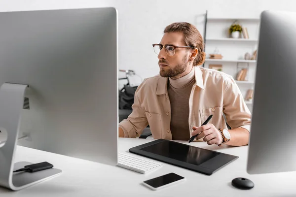 Bello artista 3d utilizzando tablet grafica e computer al tavolo in ufficio — Foto stock