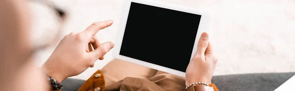 Selektiver Fokus des 3D-Künstlers mittels digitalem Tablet mit leerem Bildschirm auf Couch, Panoramaaufnahme — Stockfoto