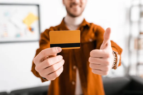 Selektiver Fokus lächelnder 3D-Künstler mit Kreditkarte und Geste im Büro — Stockfoto