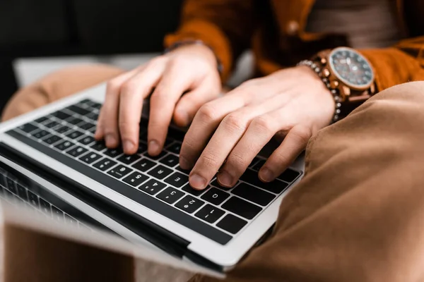 Vista recortada de artista 3d escribiendo en el teclado del ordenador portátil - foto de stock