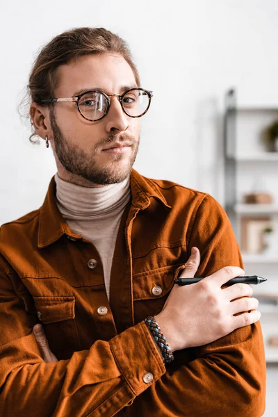 Beau visualiseur 3d tenant stylet de tablette graphique et regardant la caméra — Photo de stock