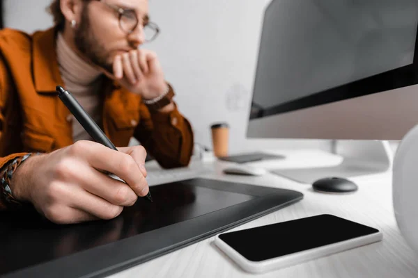 Selective focus of 3d visualizer using graphics tablet near computers and smartphone on table — Stock Photo
