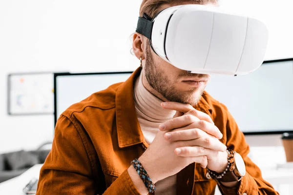 Artiste 3D utilisant un casque de réalité virtuelle au bureau — Photo de stock