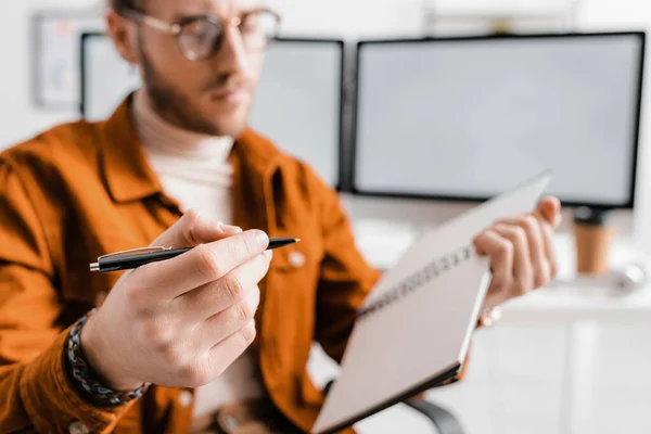 Foco seletivo do artista 3d segurando caneta e notebook no escritório — Fotografia de Stock