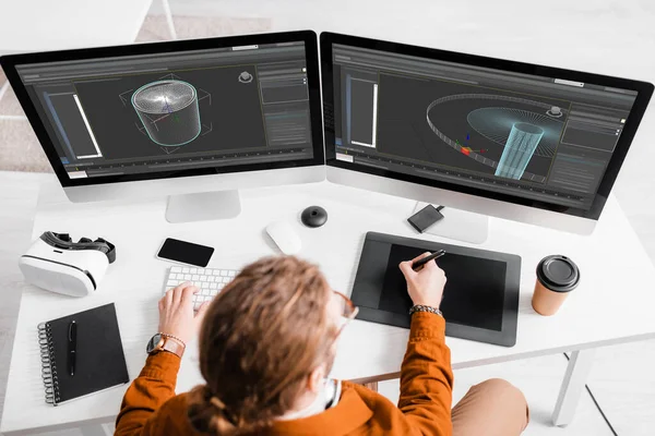 Overhead-Ansicht des 3D-Künstlers mit Grafik-Tablet und Computer während der Arbeit an 3D-Projekt am Tisch — Stockfoto