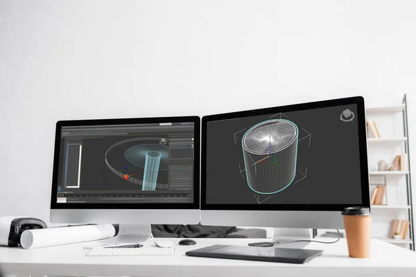 3D проект компьютерных мониторов, графический планшет с кофе идти и vr гарнитуры на столе в офисе — стоковое фото