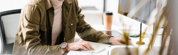 Ausgeschnittene Ansicht des digitalen Designers, der am Computer in der Nähe von vr-Headset auf dem Tisch arbeitet, Panoramaaufnahme — Stockfoto