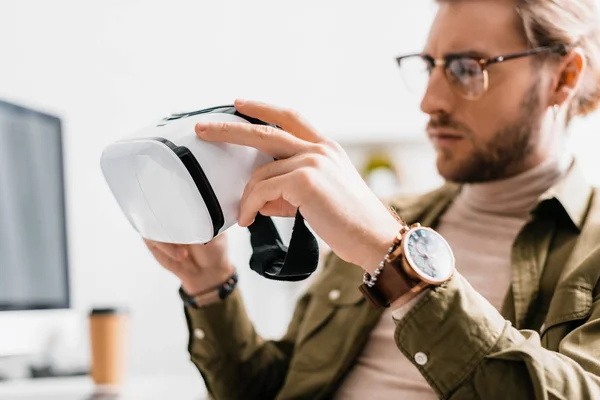 Focus selettivo del bel designer digitale che detiene le cuffie vr in ufficio — Foto stock