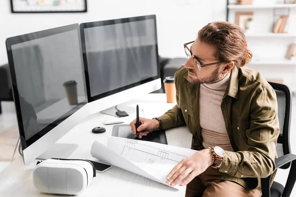 3d artista utilizando planos, tabletas gráficas y computadoras en la mesa en la oficina - foto de stock