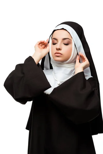 Bela freira jovem com olhos fechados, isolado em branco — Fotografia de Stock