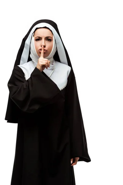 Monja enojada mostrando el símbolo del silencio, aislada en blanco - foto de stock