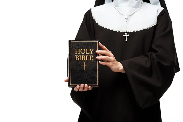 Abgeschnittene Ansicht von Nonne mit heiliger Bibel isoliert auf weiß — Stockfoto