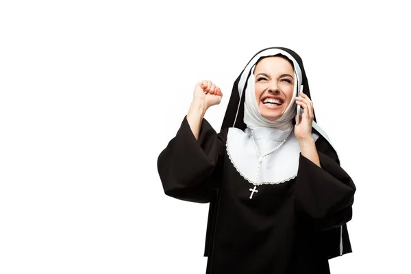 Aufgeregte Nonne spricht auf Smartphone isoliert auf Weiß — Stockfoto