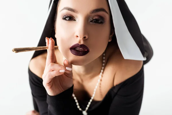 Hermosa monja seductora con marihuana conjunta aislada en gris - foto de stock