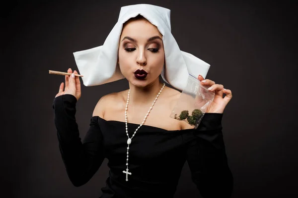Attraktive sexy Nonne mit Marihuana-Joint auf grau — Stockfoto