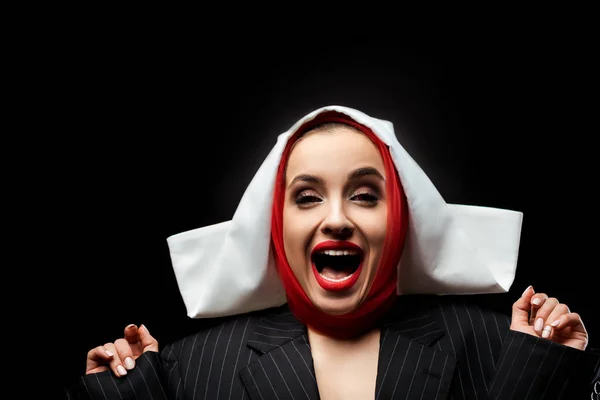 Excitada freira demoníaca com olhos vermelhos gritando isolado no preto — Fotografia de Stock
