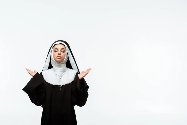 Schöne Nonne betet mit geschlossenen Augen und erhobenen Händen, isoliert auf weiß — Stockfoto