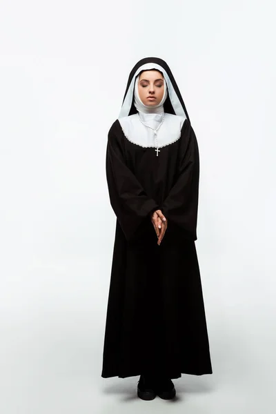 Bela freira orando com os olhos fechados, isolado em branco — Fotografia de Stock