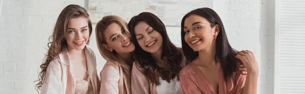 Multiethnische Freunde lächeln und blicken in die Kamera, Panoramaaufnahme — Stockfoto