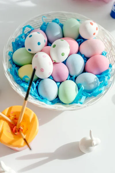 Vista superior de ovos de páscoa pintados perto de coelho decorativo — Fotografia de Stock