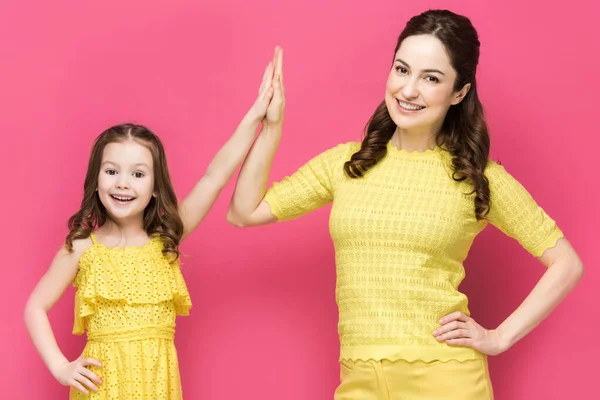 Glücklich Frau gibt High Five zu Tochter isoliert auf rosa — Stockfoto