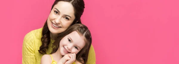 Plano panorámico de alegre madre e hija aislada en rosa - foto de stock