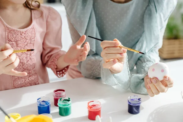 Cropped view of mother and daughter painting chicken egg — Stock Photo