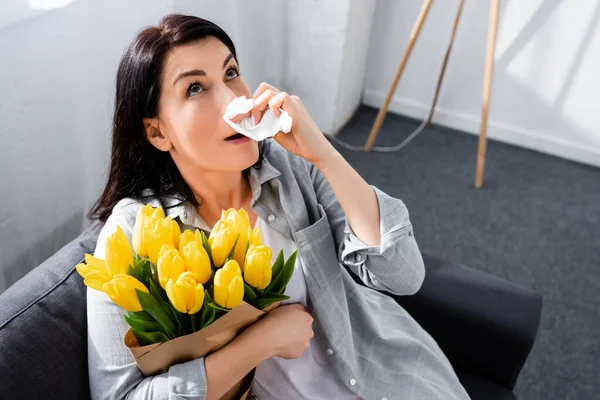 Visão aérea da mulher com alergia ao pólen segurando tulipas — Fotografia de Stock